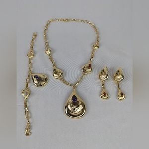 BEAUTIFUL 3 PC NECKLACE SET.